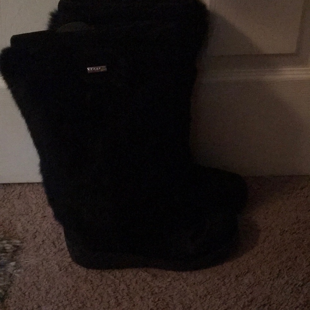 Black fur boots